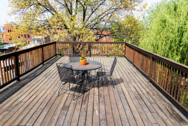 Atap Mansard dengan Teras Rooftop